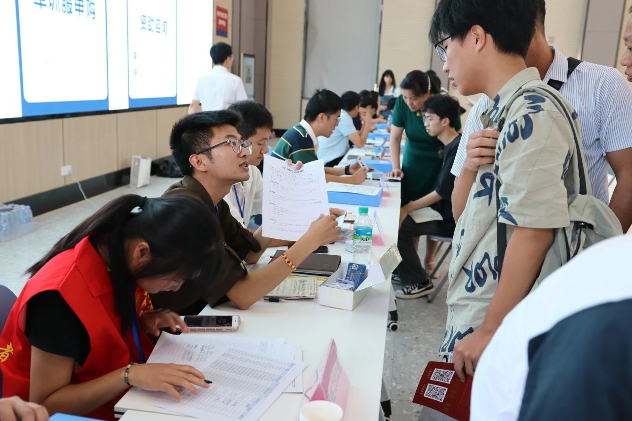 赣州职业手艺学院威廉希尔官网现代工业学院迎新正式最先