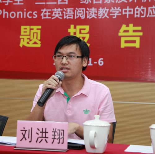 龙华新区教科研中心专家刘洪翔先生做课题研究指导