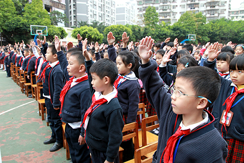 03、图为开学仪式升国旗时国际部学生行队礼