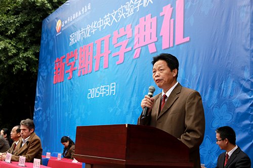 09、图为开学仪式上戴桓标校长提出新学期的新目的
