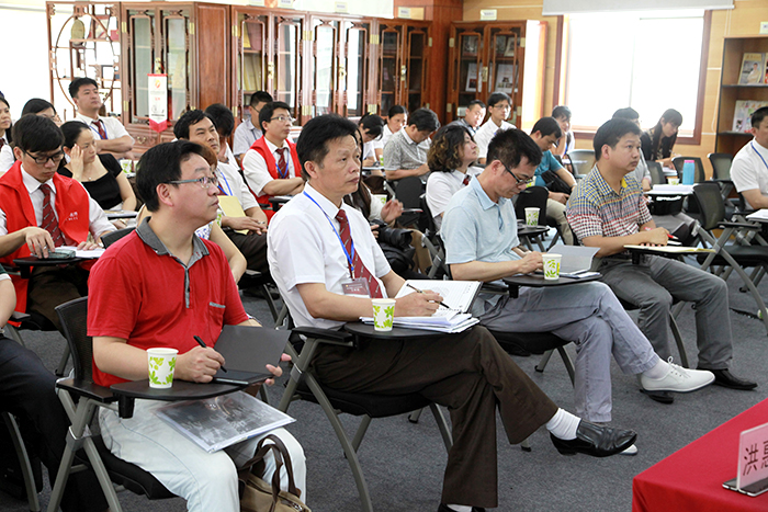图为新区教科培向导、新区各学校西席加入小班化课堂教学观摩课
