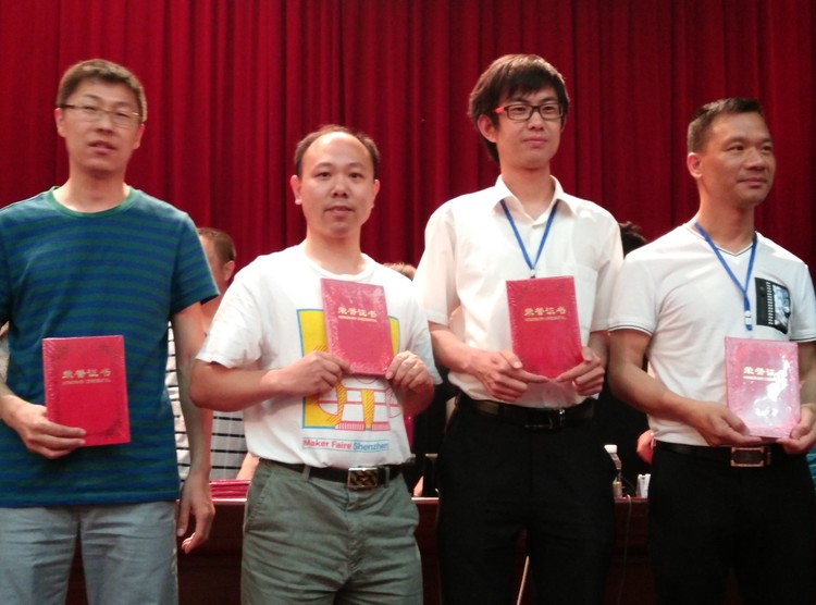 03.图为刘翔飞先生代表学生领奖