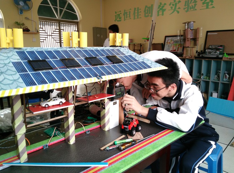 06.图为同砚们正在举行项目作品的最后调试
