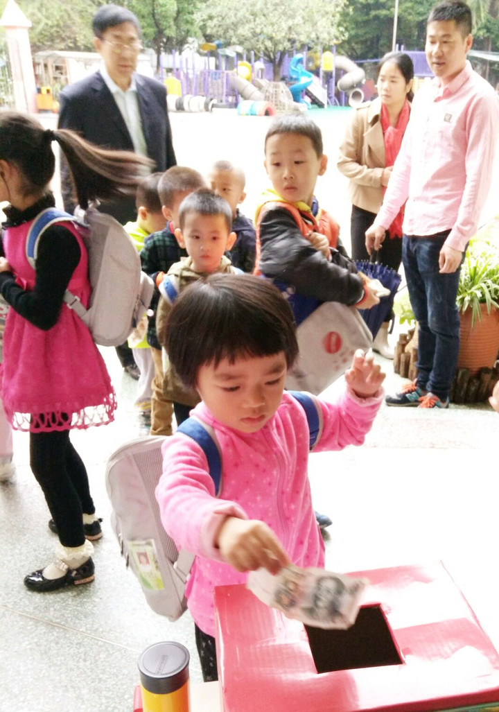 点滴成大爱　携手献爱心——公明二幼师生向地贫儿谭晓玲献爱心运动报道