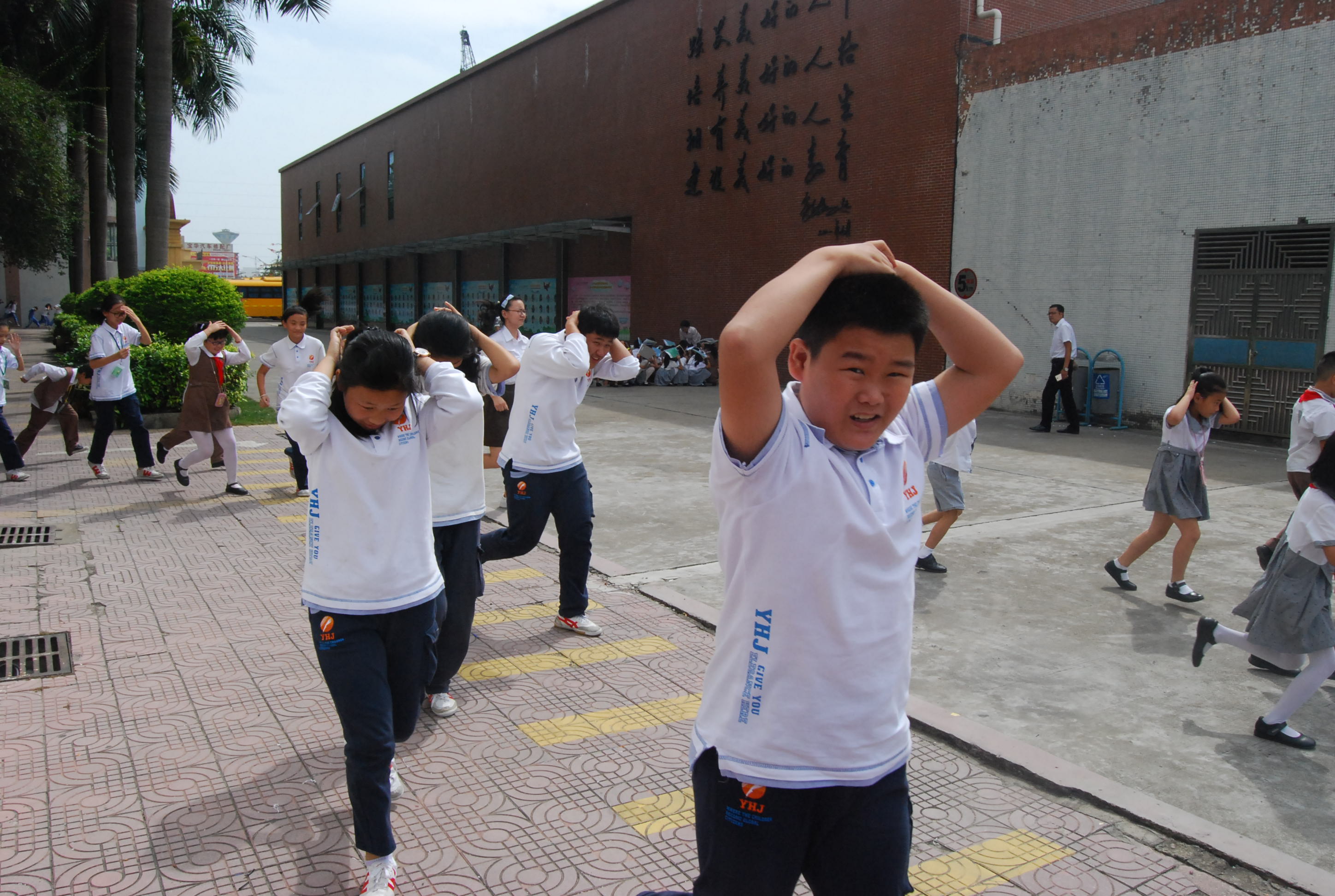 公明中英文学校举行防地震演练