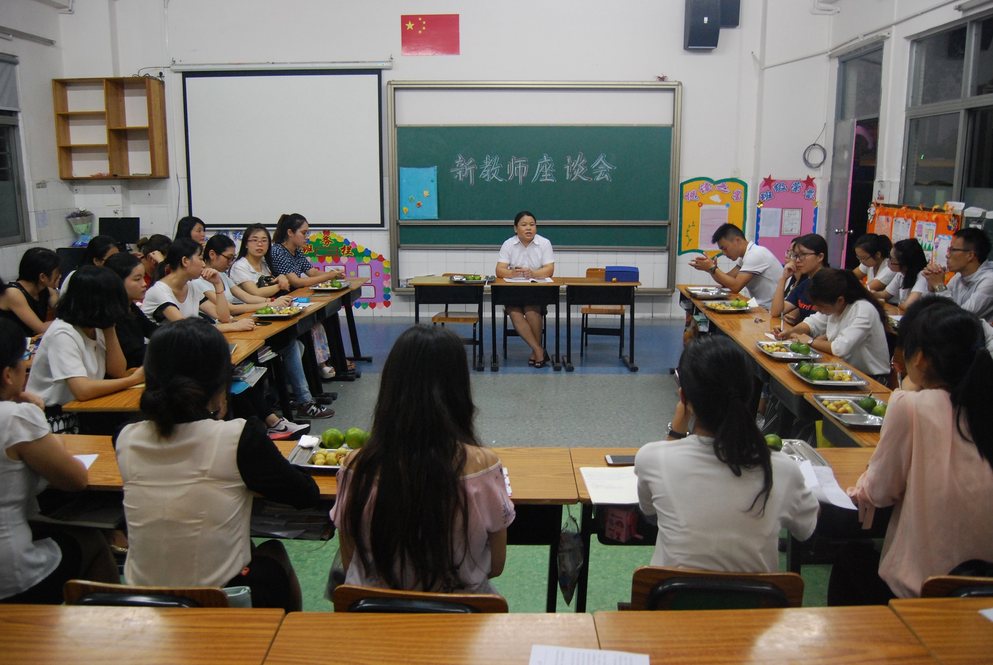 公明中英文学校举行新西席座谈会