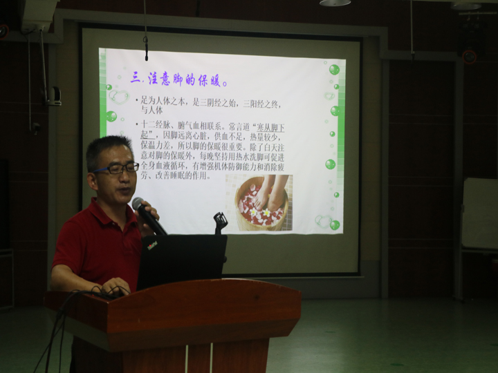 社康医生为公明中英文学校西席讲冬季养生