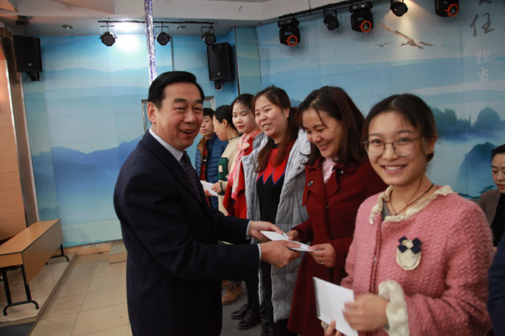 十万奖金奖励一线西席，，，，，，，，凝心聚气开启新的征程