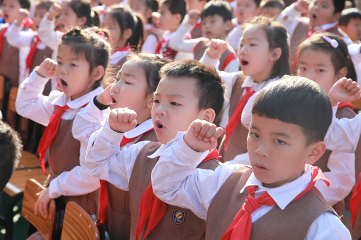 开学仪式立异招，，，，，，，，优异师生坐主台 ——深圳市龙华中英文实验学校举行开学仪式 