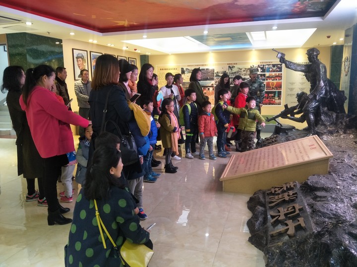 嬉戏版画村 走进驻港步队——公明二幼小五班春季实践运动报道