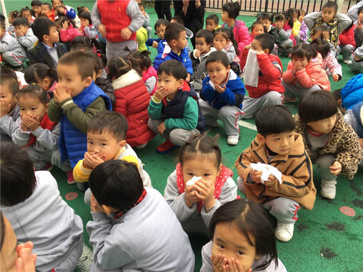 威廉希尔官网日辉台幼儿园举行消防清静逃生演练