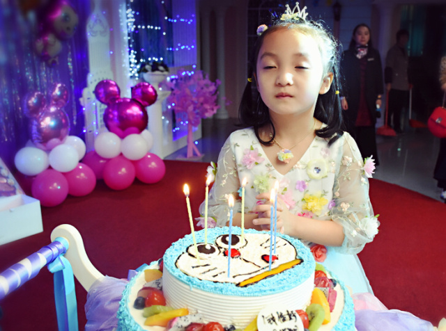 钟佳妤小朋侪，，，，，，，，六周岁生日啦！。。。。。