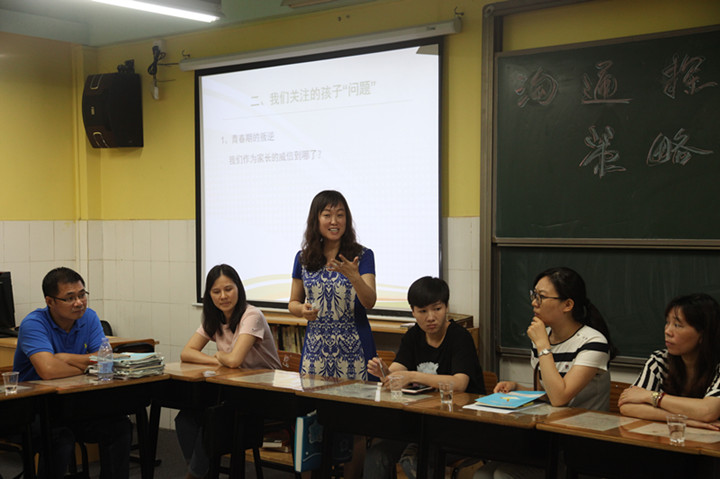 争当这样的家长：为孩子做楷模，，，，，，，，与学校共育才——深圳市龙华中英文实验学校初中部家长会圆满召开