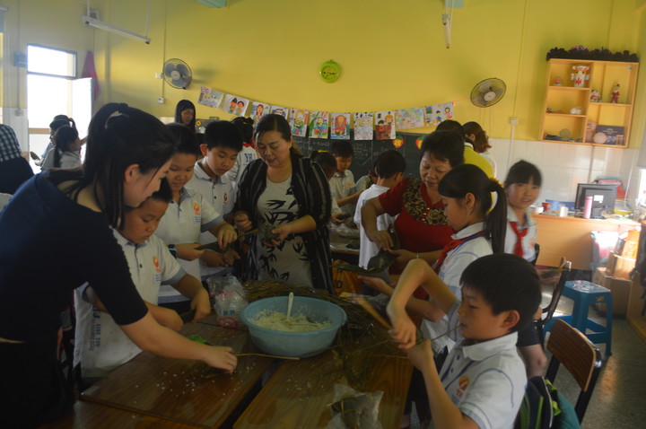 学包粽子 弘扬古板文化