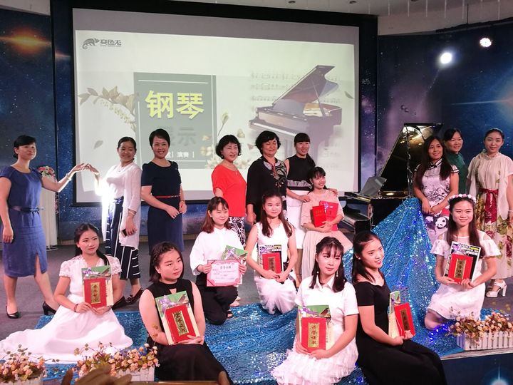 威廉希尔官网花园幼儿园西席钢琴展示运动——天空之城