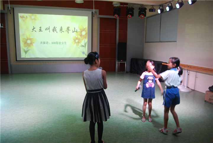 公明中英文学校举行住宿生生日晚会