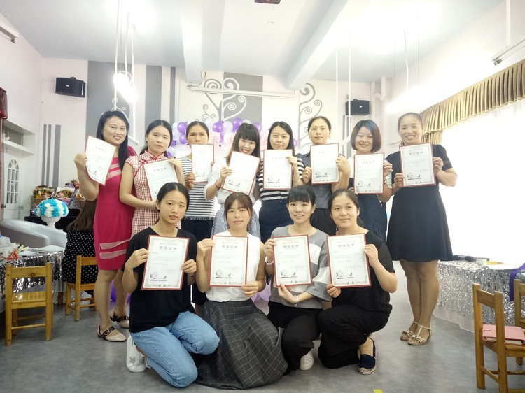 通俗心、教育爱 ——溪山园2016—2017学年度第二学瓢②末总结会