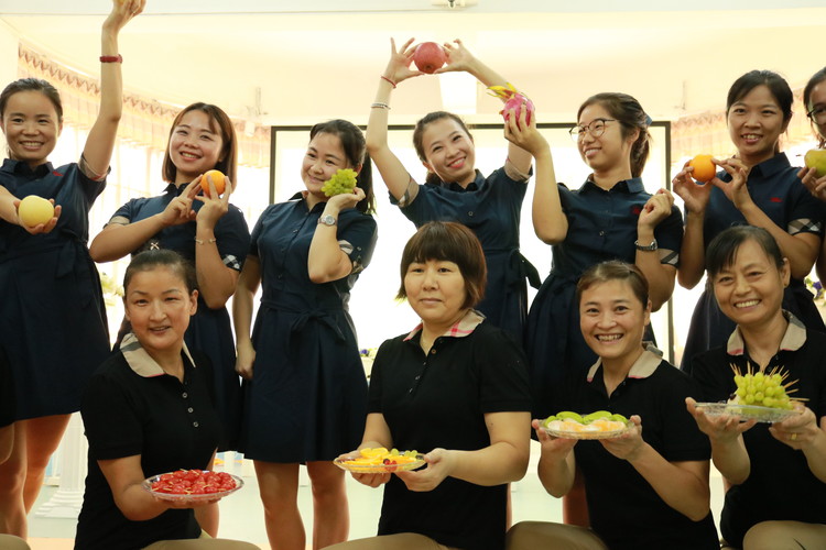 九月，，，，，，，，将快乐举行究竟！-----深圳市龙华区龙华中英文实验学校幼儿园庆祝西席节运动