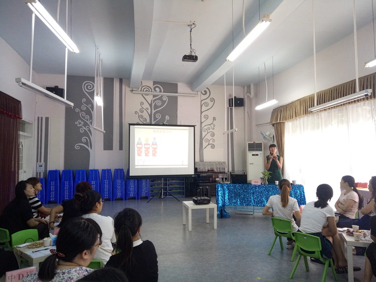 “家园携手，，，，，，配合继续”——溪山幼儿园第七届家长委员会第一次聚会