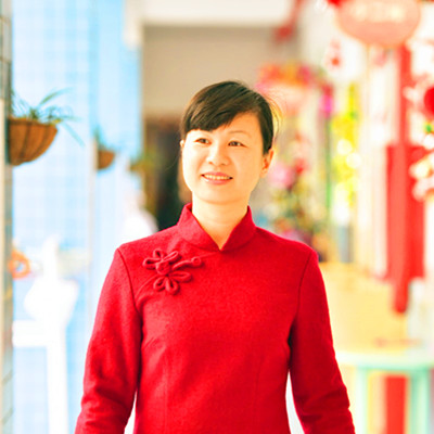 曾友梅：深圳市龙华区威廉希尔官网花园幼儿园园长