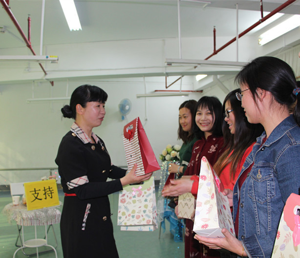 家园协力，，，，，，，共创佳绩-----花园幼儿园家委会运动报道