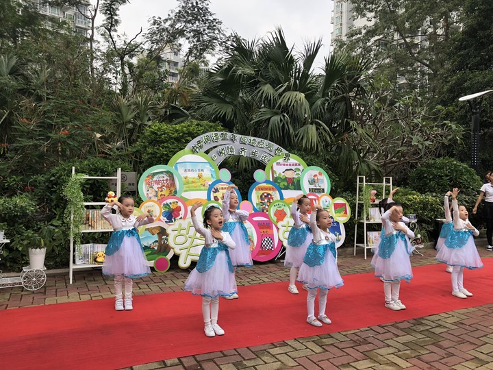 “悦读齐步走”走进社区——阅读月运动