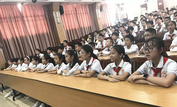 普法教育走进中英文，，，，，做新时代及格小公民