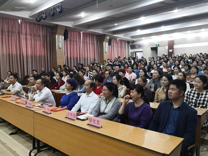 若为人怙恃是一场人生旅行，，，，，漂亮景物要靠你引领孩子发明 ——致龙华中英文实验学校家长学？？？？？？？？б鞘