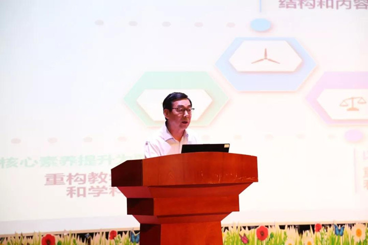 我校卜祥林校长在全区小学教学事情聚会上作报告