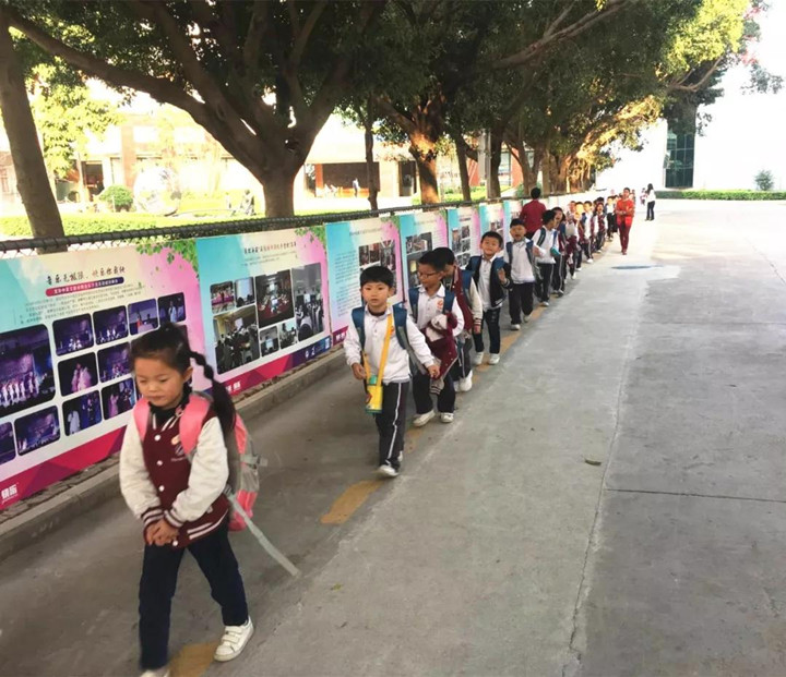 守满园芳菲，，，，，，，，护一校平安——学校师生家长值日事情略影