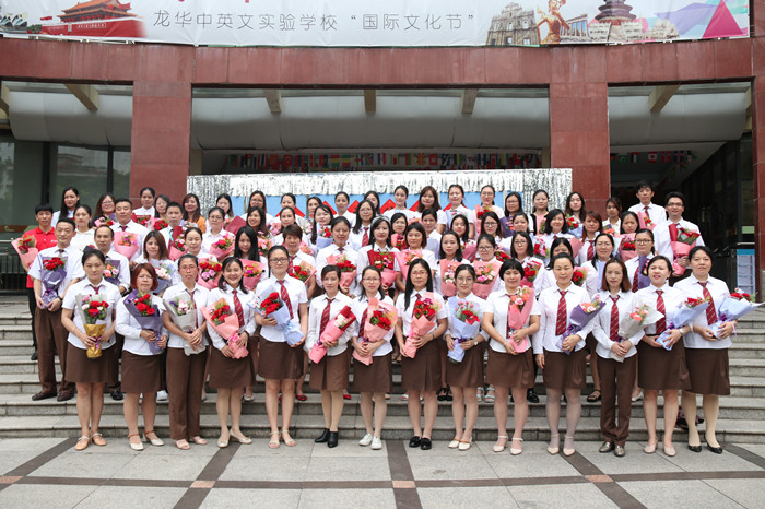 做学生恋慕、家长信托的闪亮班主任 ——深圳市“龙华区第三届班主任节”龙华中英文实验学校启动仪式