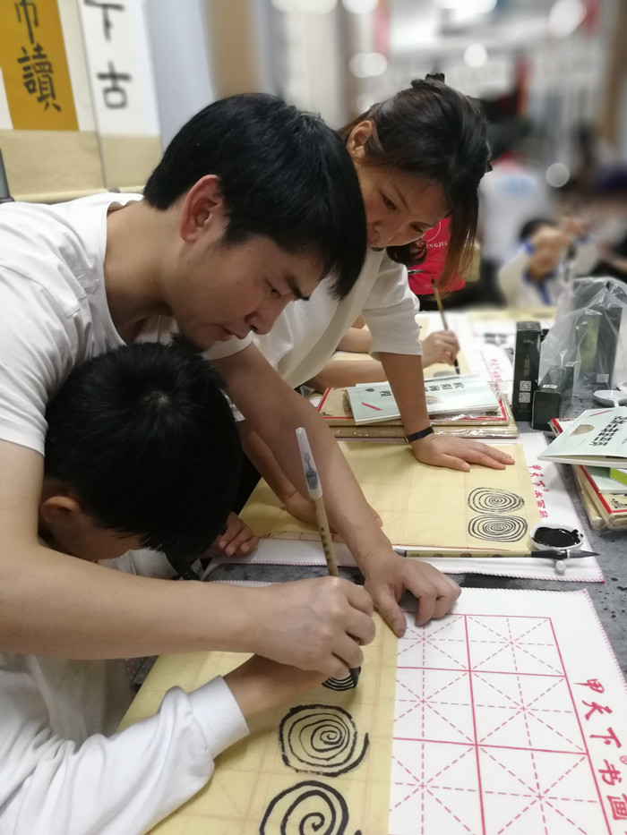 亲子同练，，，，，，家校共建，，，，，，龙华中英文“家长社团”有声有色