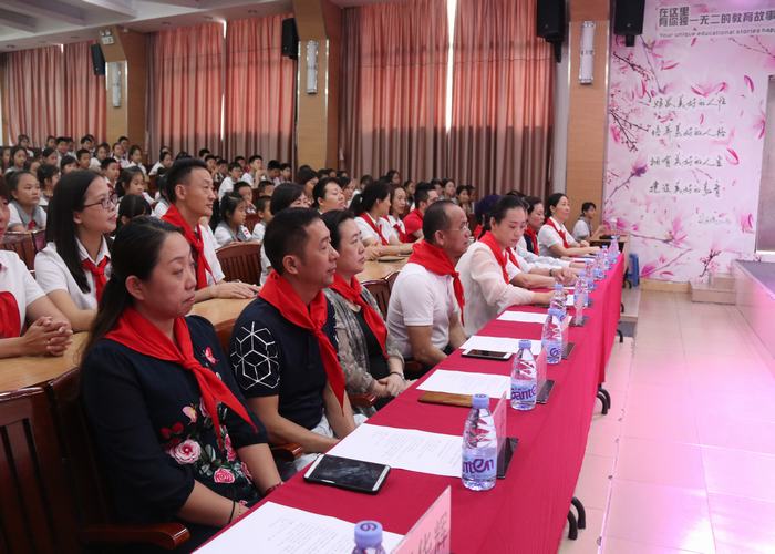 星星火炬放色泽，，，，，，，民族精神代代传 ——中国少年先锋队深圳市龙华中英文实验学校 第一次代表大会暨事情委员会建设