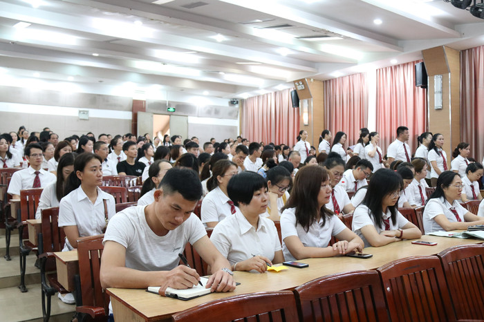 奖教奖先，，，，，，，传承立异，，，，，，，建设优质、高端、多元的现代化特色学校 ——学校召开2019秋季学期全体教职工大会