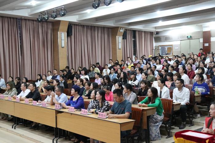 不忘初心 切记使命 家校共建 再启征程 ——记深圳市龙华中英文实验学校校家委会换届暨表扬大会