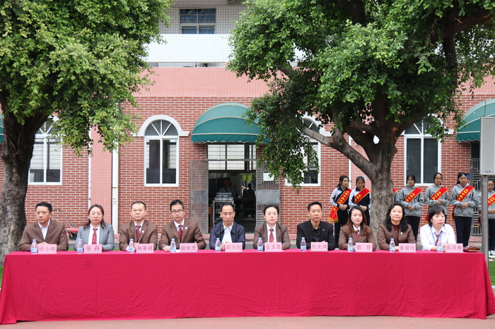 学校举行第15届体育节终结式奖励先进小我私家和团队
