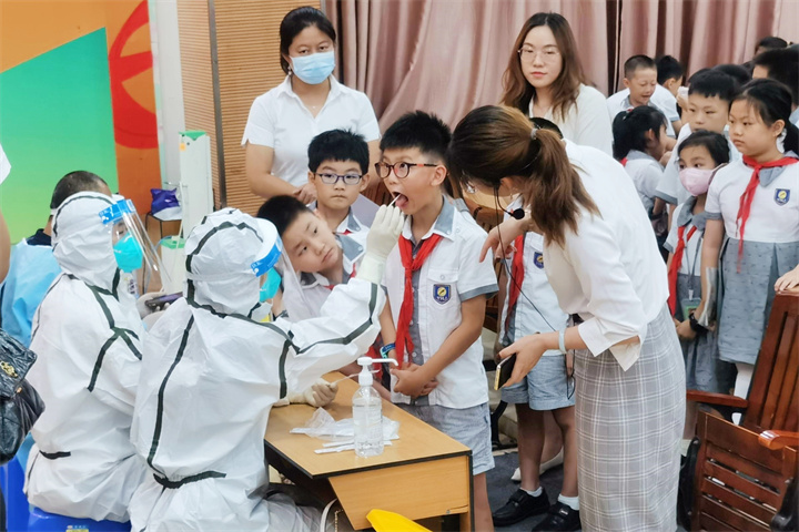 配合战“疫”，，，，，，，龙华中英文在行动!——学校组织自愿者支援社区防疫一线