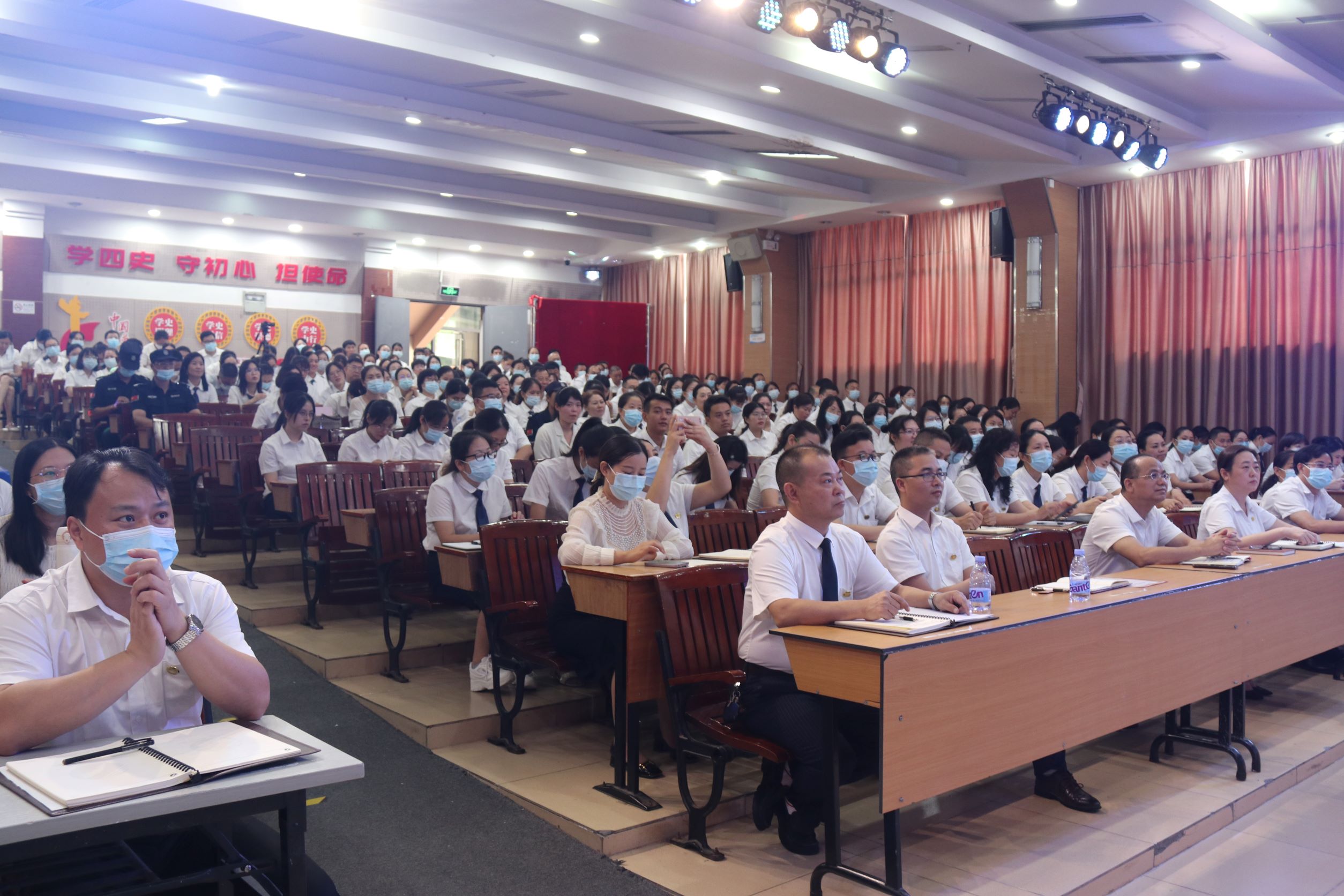 驻足久远生长，，，，，，，建设优美教育——新学年开学教职工大会开新篇