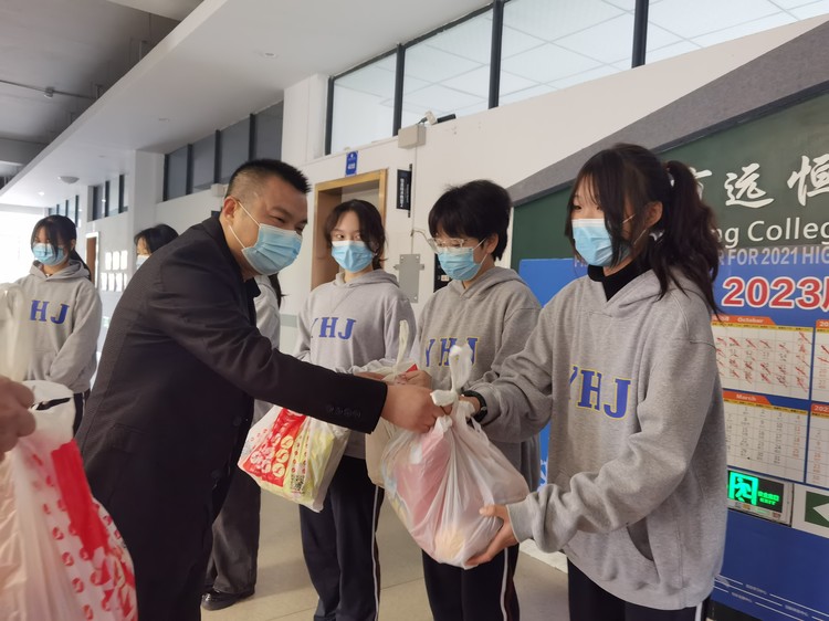 心系留校学生，，，，，，情暖长寿湖畔——区教委向导慰问我校疫情时代周末留校学生