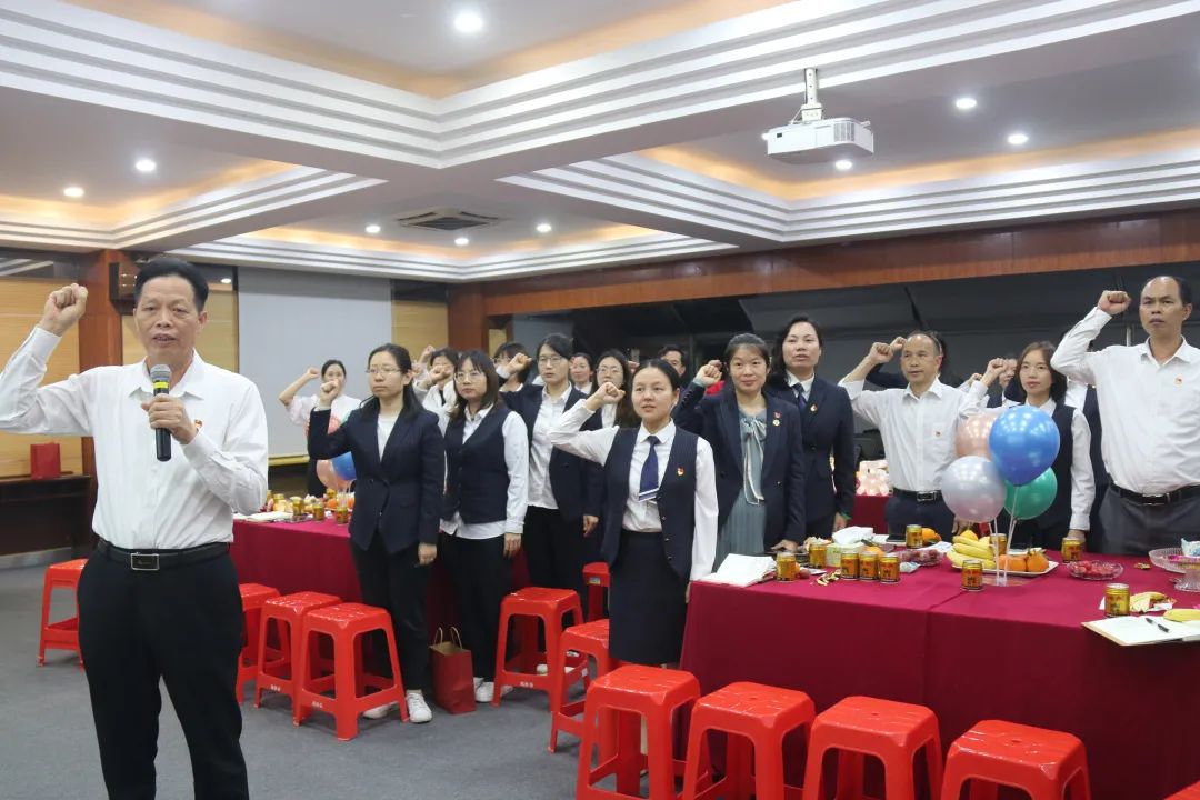忆入党初心，，，，，，担责任使命——龙华中英文实验学校党支部为党员办整体政治生日会