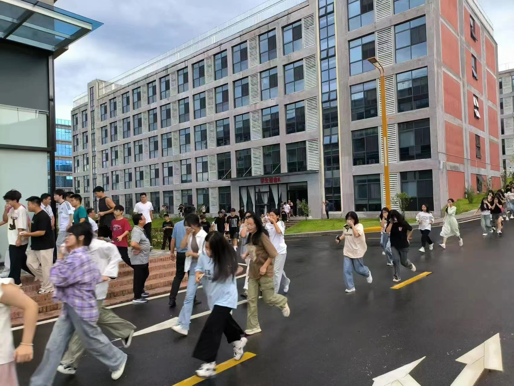 消防应急始于心，，，，，清静提防践于行 || 我校乐成举行秋季消防逃生演练